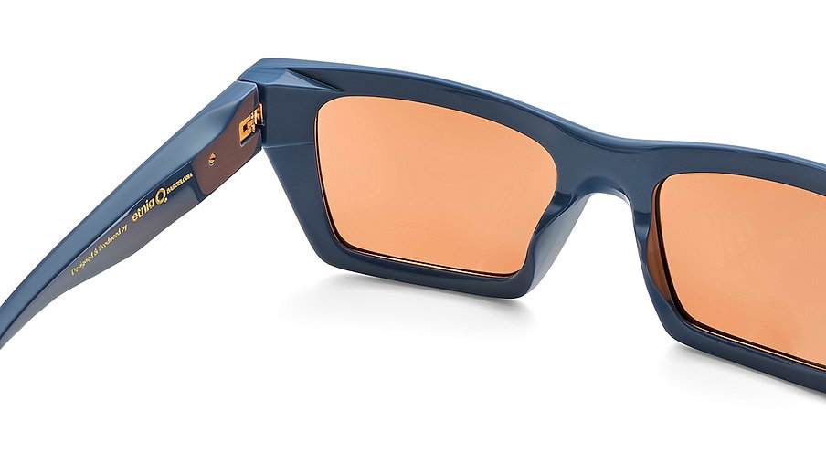 Das Bild zeigt die Sonnenbrille EPIC BL von der Marke Etnia Barcelona in blau.